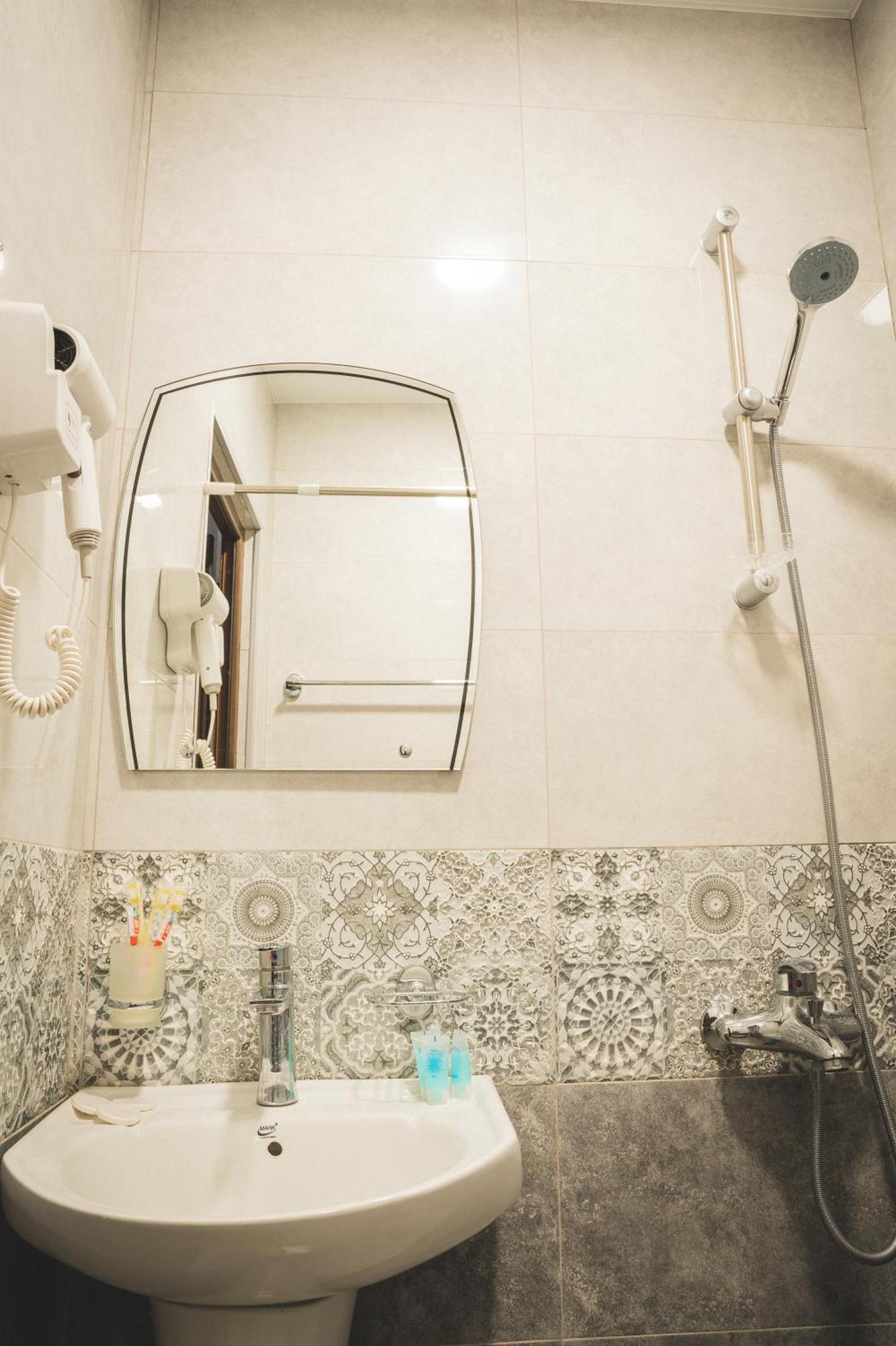 Hh Hotel Tbilisi ภายนอก รูปภาพ