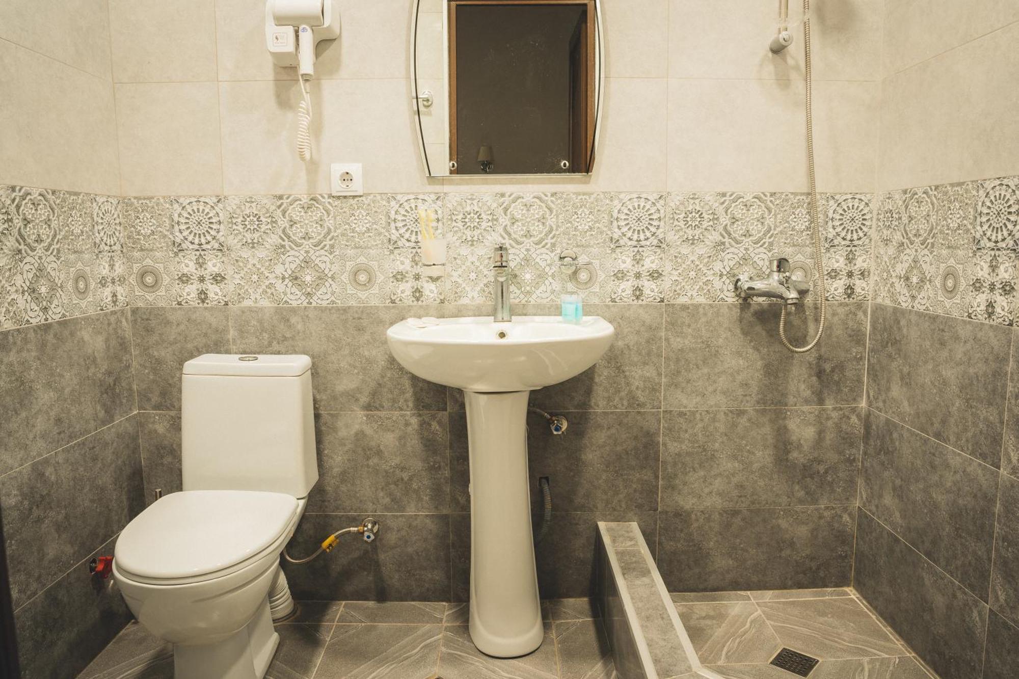Hh Hotel Tbilisi ภายนอก รูปภาพ