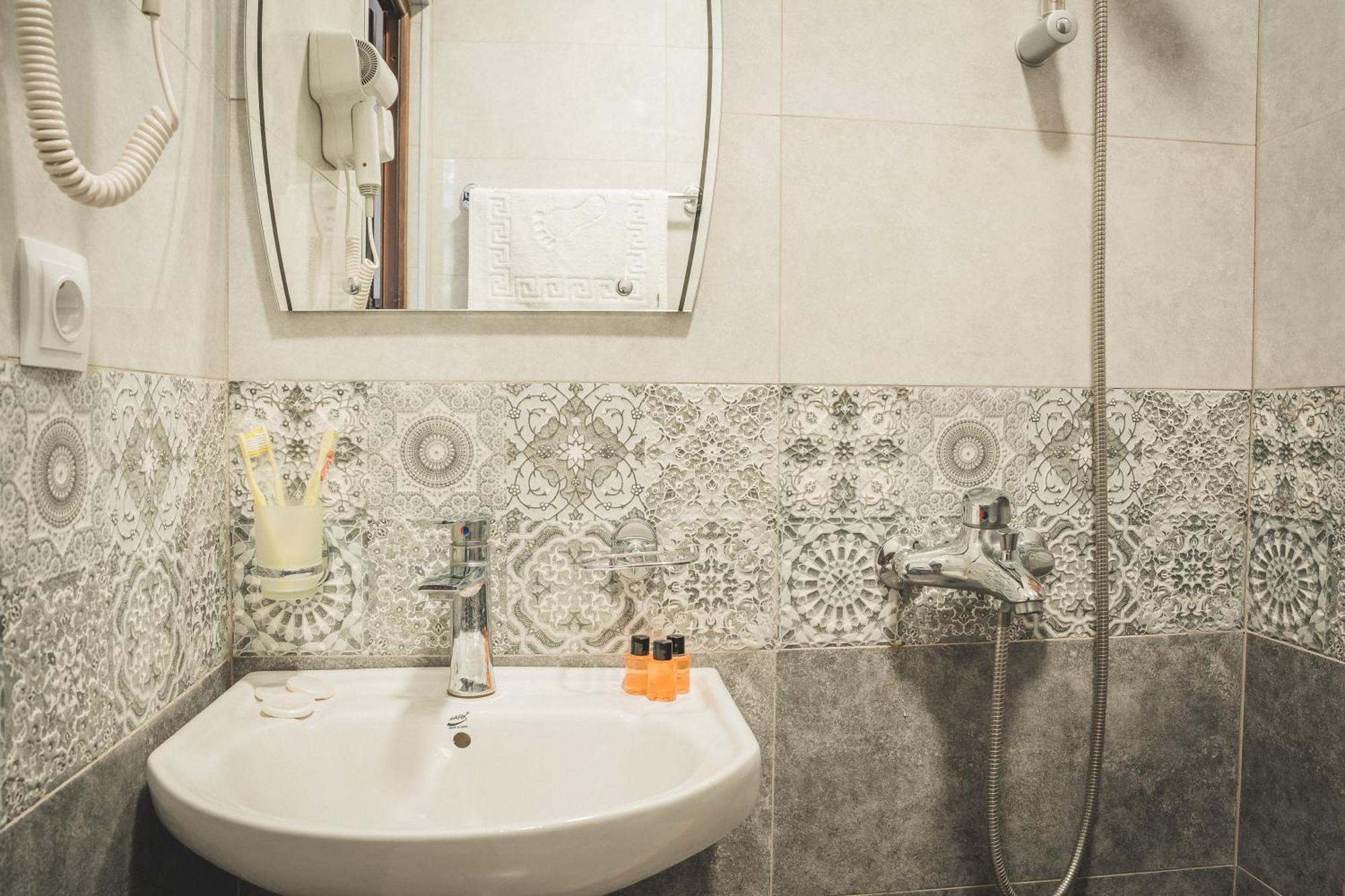 Hh Hotel Tbilisi ภายนอก รูปภาพ